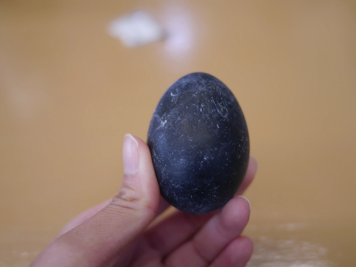 В растворе вина яйца могут принять чернильный оттенок. Фото © Shutterstock / FOTODOM / WIPAWEE SARATA