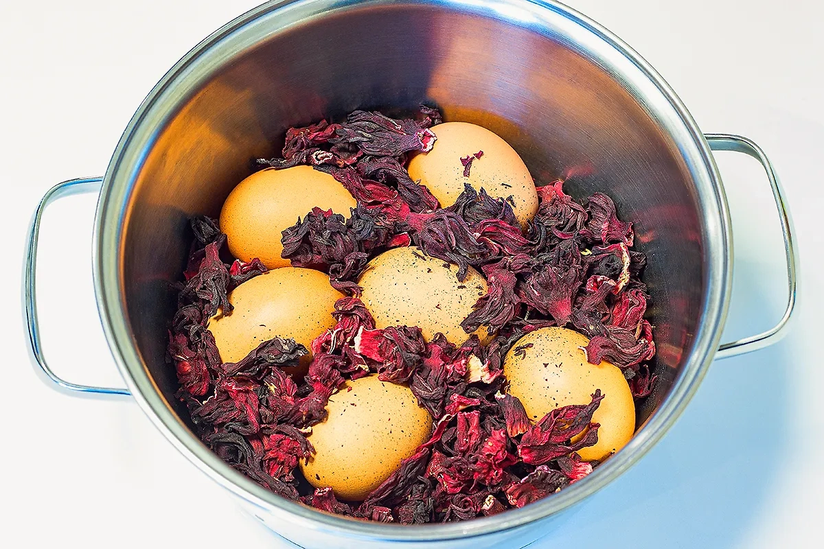 Один из способов окраски яиц — в чае каркаде. Фото © Shutterstock / FOTODOM / Eduard Nesterov