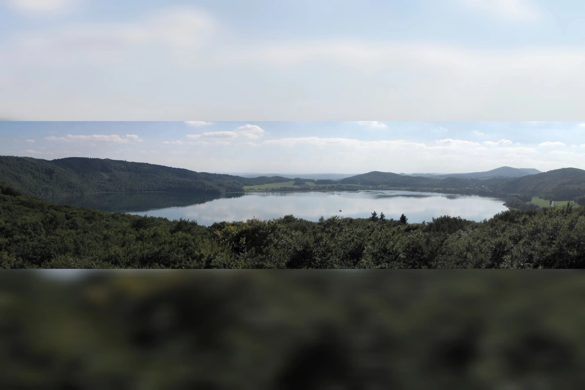 Озеро Лахер-Зее в Германии, заполняющее собой вулканическую кальдеру. Фото © Wikipedia / Holger Weinandt.