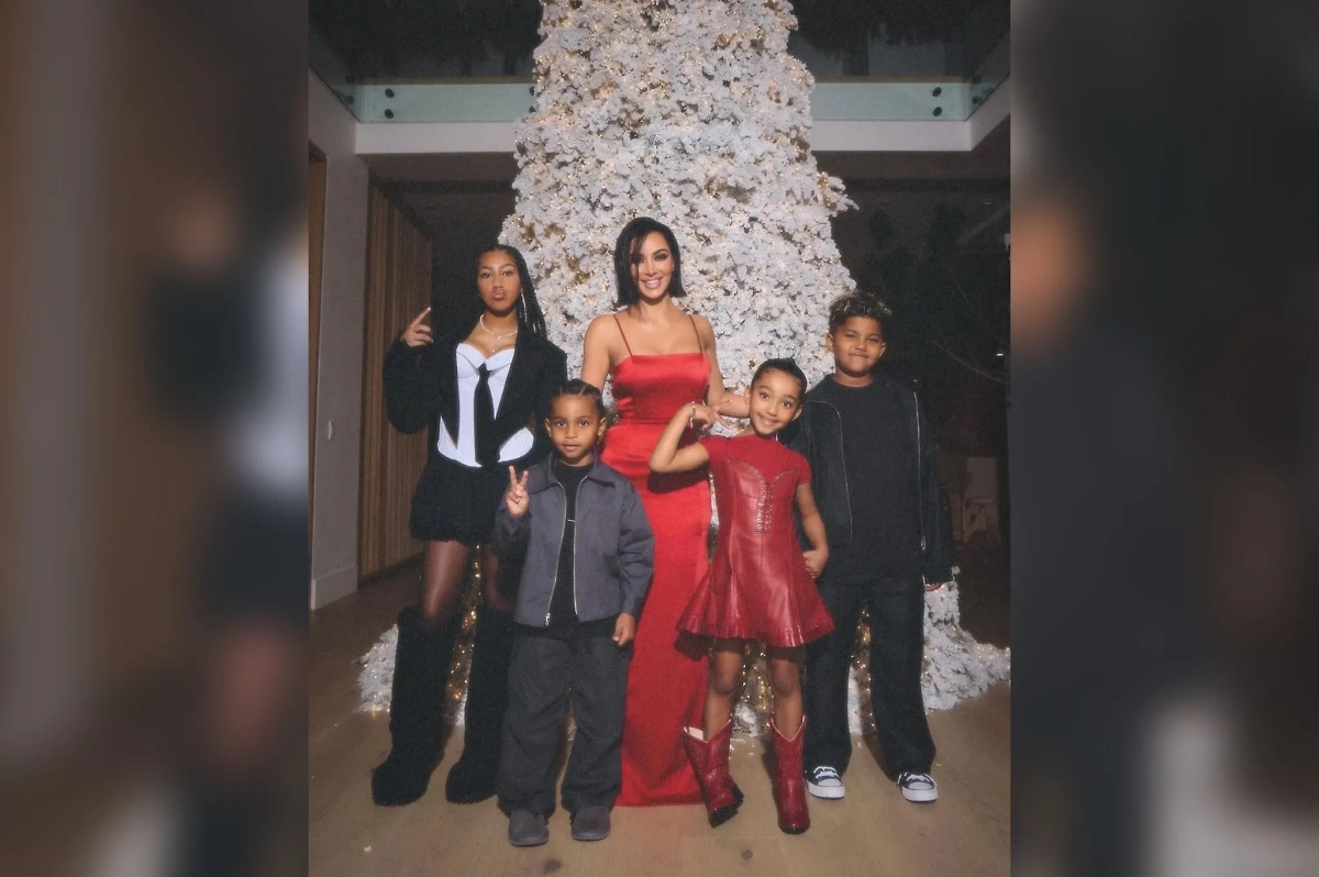 Ким с детьми от Канье. Фото © Instagram (признан экстремистской организацией и запрещён на территории Российской Федерации) / kimkardashian