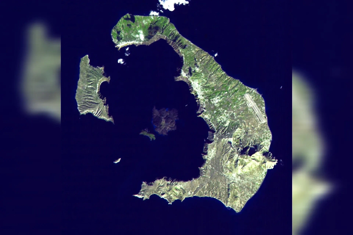 Кальдера вулкана Санторин в Эгейском море. Фото © Wikipedia / NASA 