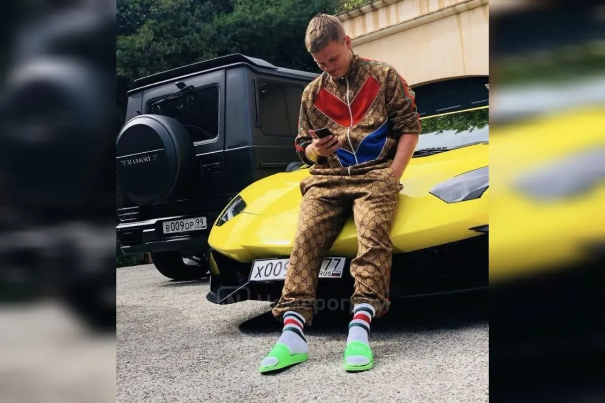 Александр Кокорин на фоне двух своих «ласточек» — «гелика» и «ламборгини». Фото © nomerogram.ru