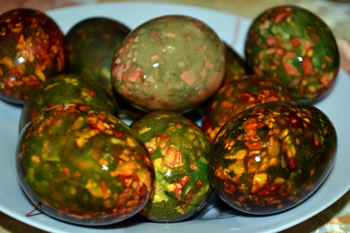 Есть способ придать яйцам эффект мраморных. Фото © Shutterstock / FOTODOM / Vasilinabelochka