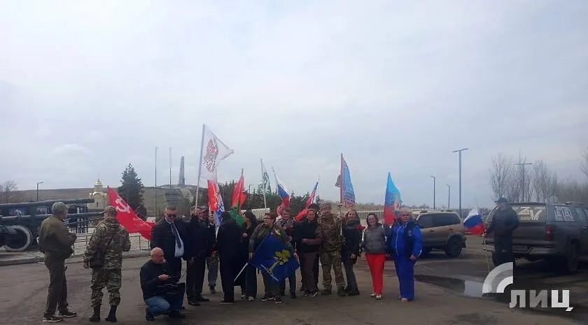 Участники автопробега доставили капсулу с землёй с легендарной Дороги жизни в музей в Донецке. Фото © Telegram / ЛуганскИнформЦентр Z