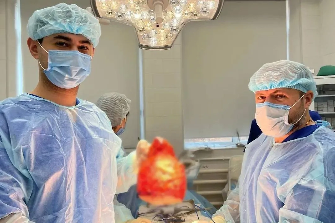 Приморские врачи избавили женщину от кисты размером с дыню. Обложка © VK / Минздрав Приморья