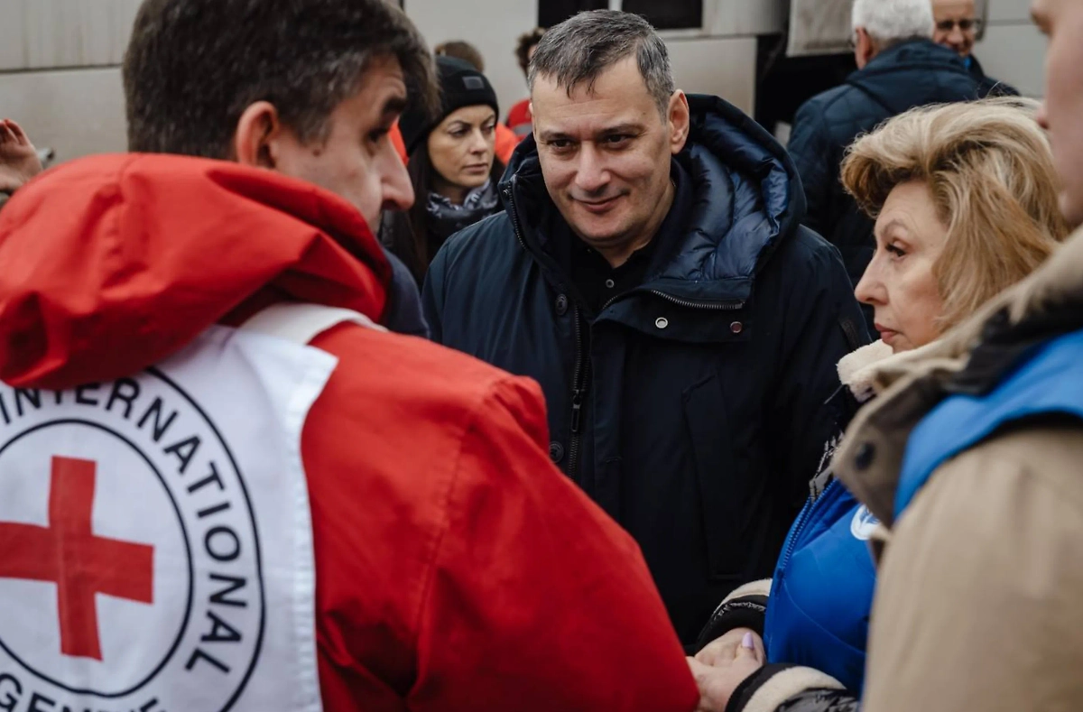 Александр Хинштейн с вернувшимися на родину курянами. Обложка © Telegram / Александр Хинштейн