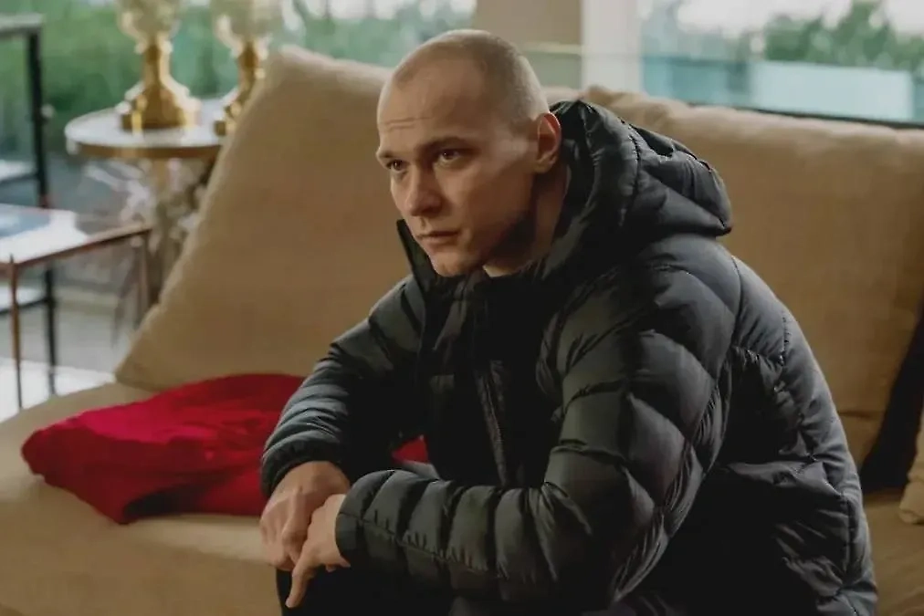 Юра Борисов. Обложка © Кадр из фильма «Анора». Режиссёр и сценарист Шон Бэйкер / Kinopoisk