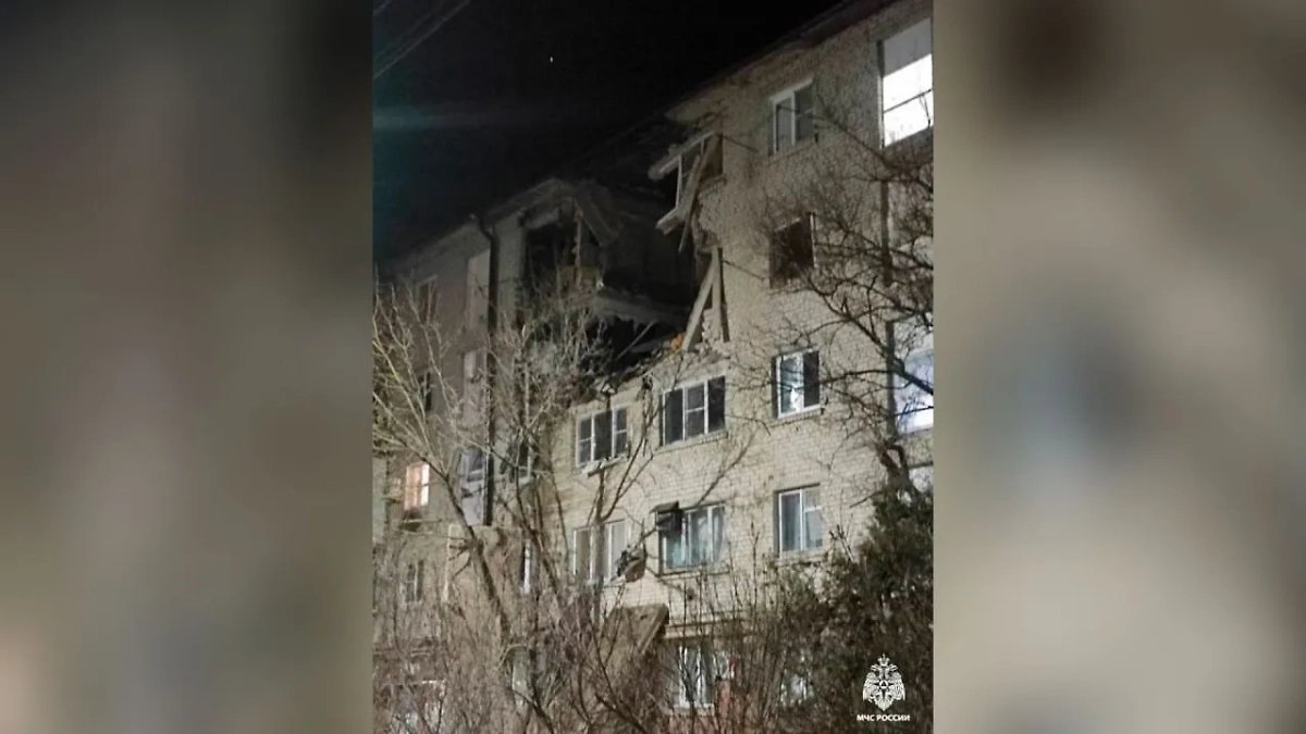 В Краснодарском крае частично поврежден многоквартирный дом. Обложка © Telegram / МЧС России