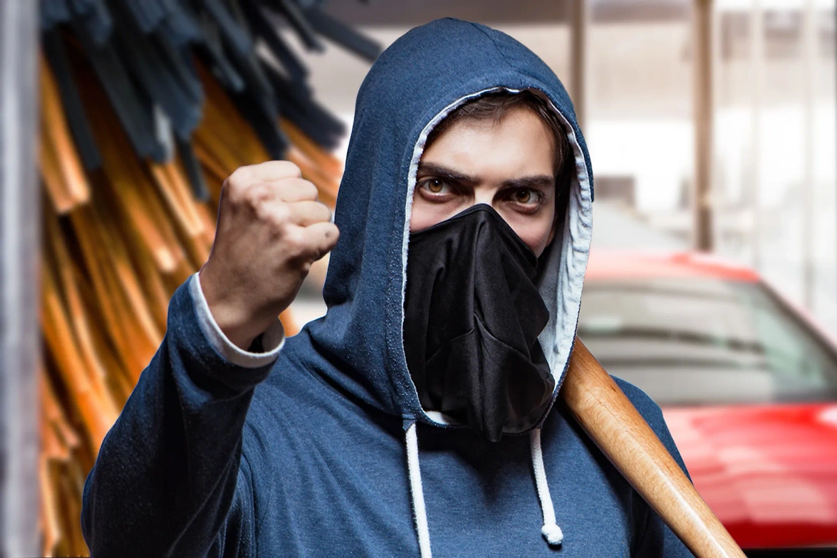 Автомойка в Каменске-Уральском стала логовом банды. Обложка © Коллаж © Life.ru, фото © Shutterstock / FOTODOM / Luis_Monasterio, Elnur