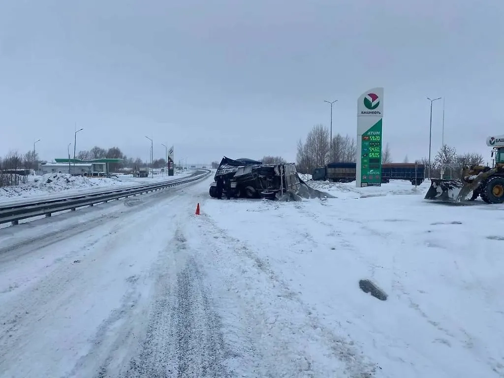 Грузовик со сложившимся прицепом. Фото © Telegram / Полиция Оренбуржья