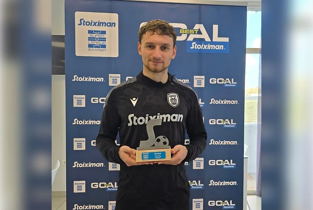 Фёдор Чалов с наградой за лучший гол 23-го тура чемпионата Греции. Обложка © Х / Super League Greece