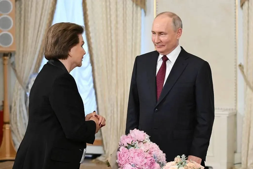 Валентина Терешкова и Владимир Путин. Обложка © ТАСС / POOL / Григорий Сысоев