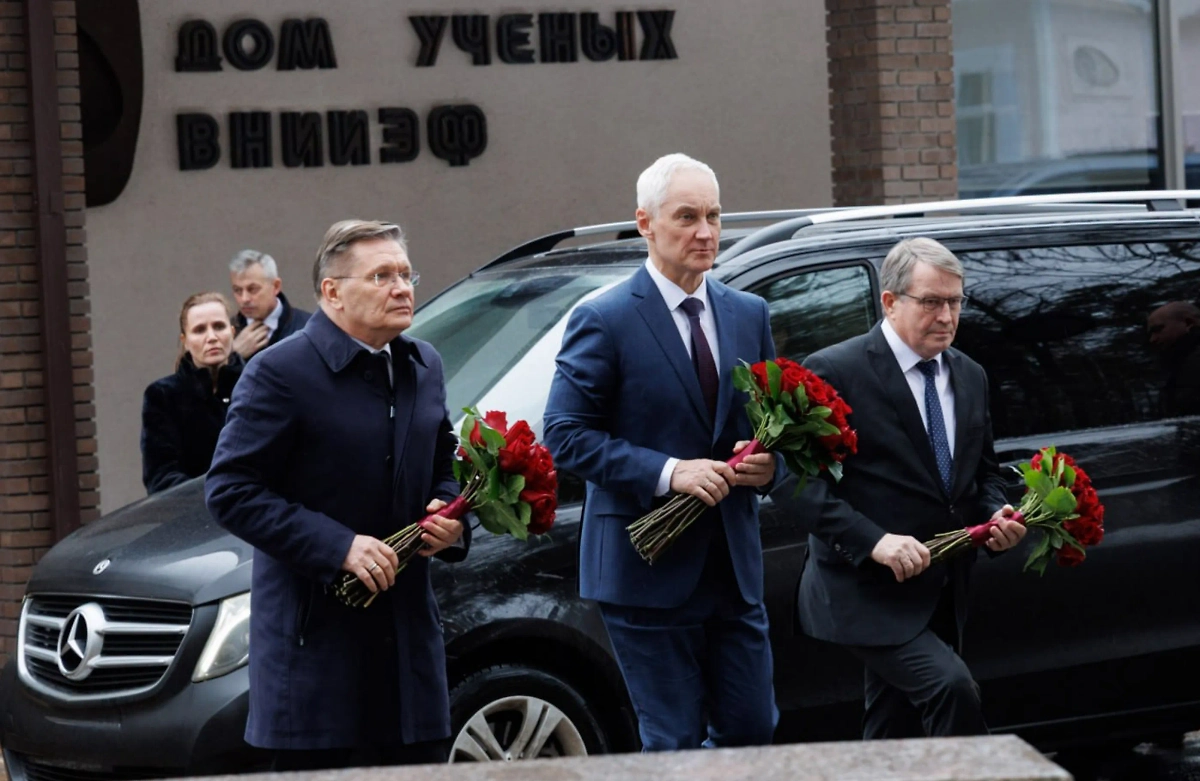 Белоусов прибыл на возложение цветов. Фото © Telegram / Минобороны России