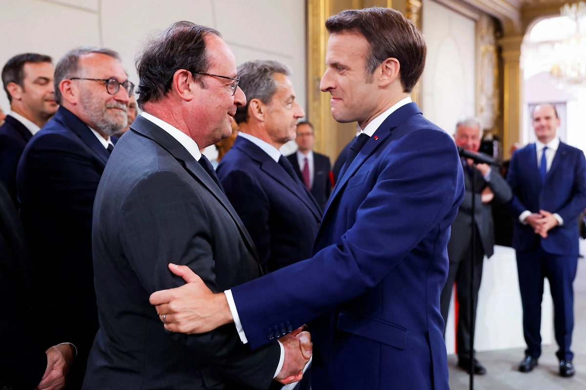 Эмманюэль Макрон и Франсуа Олланд. Фото © ТАСС / GONZALO FUENTES / POOL
