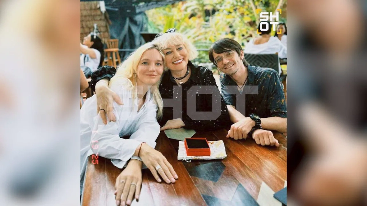 Онкобольная россиянка (посередине). Фото © Telegram / SHOT