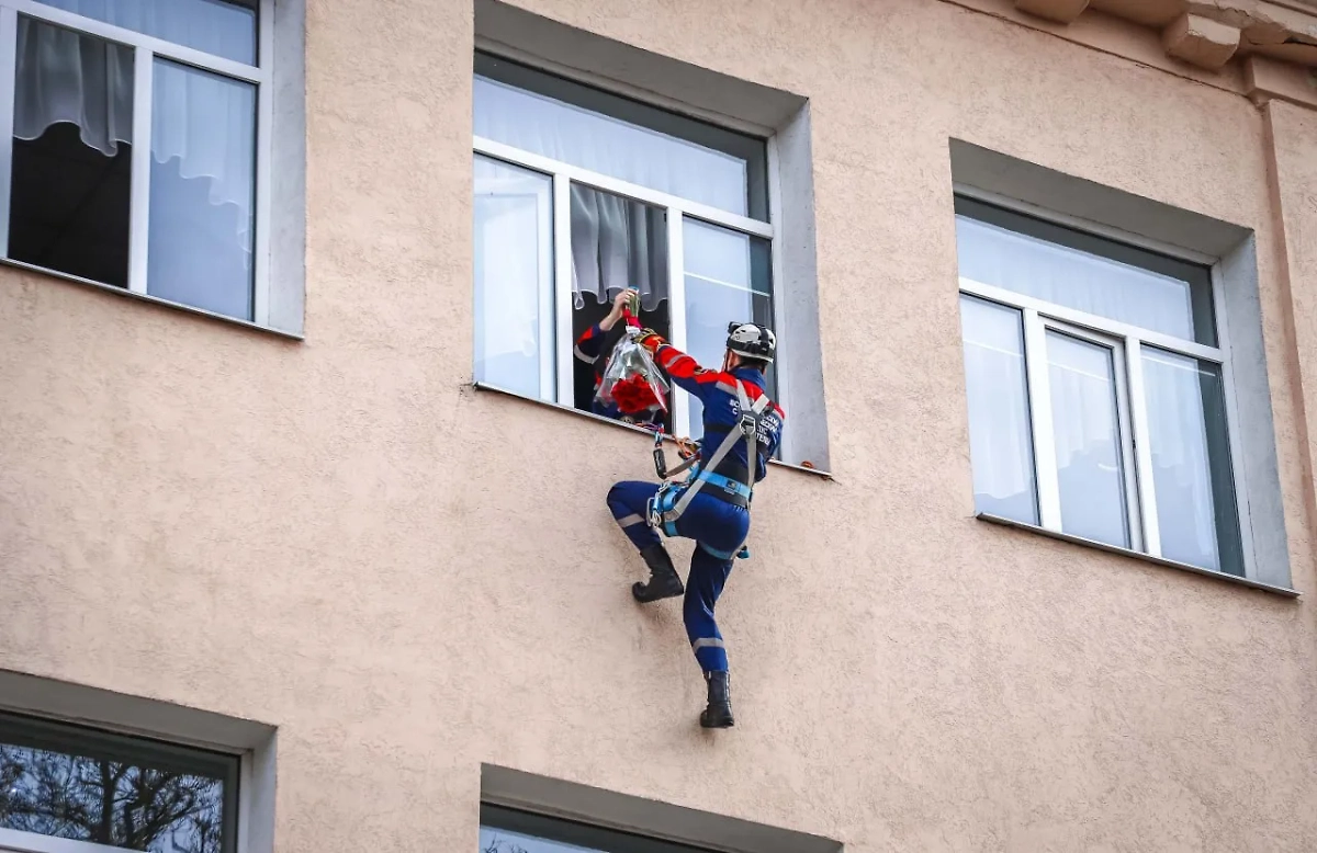 Евгений Гашенко поднимается к учительнице. Обложка © Министерство образования и науки ЛНР