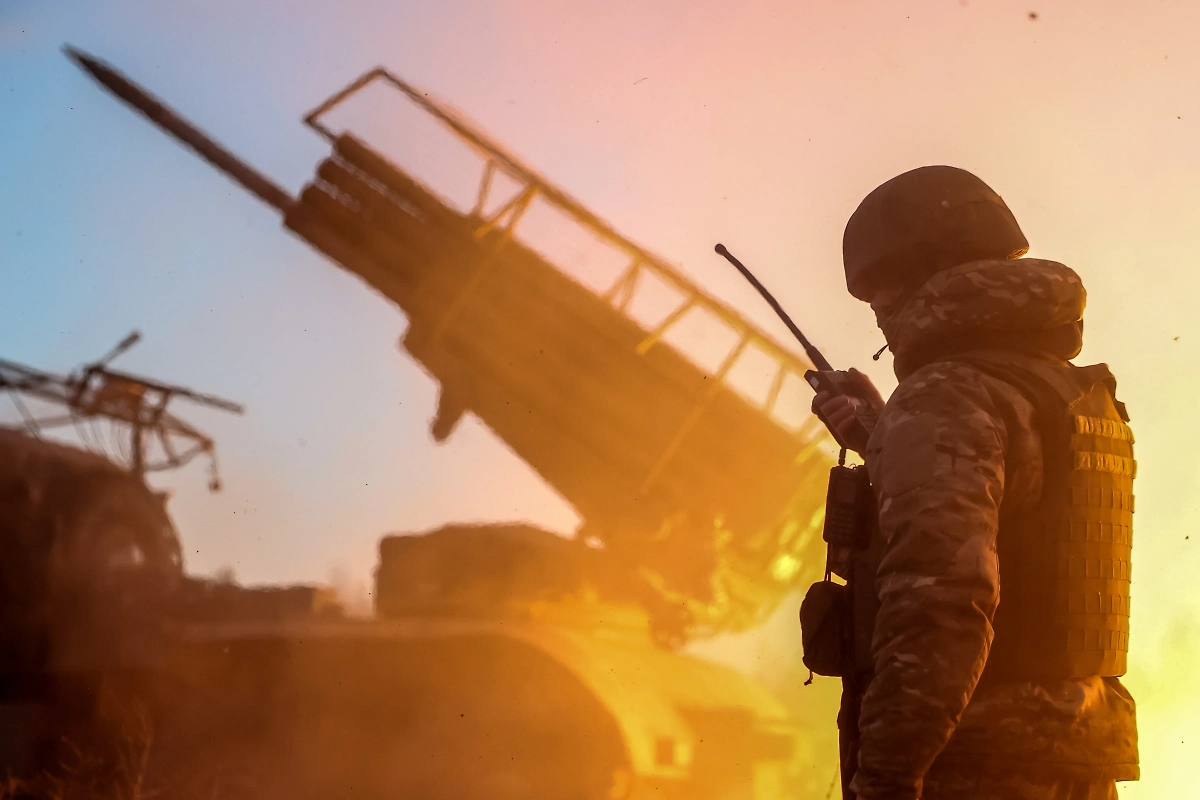 Расчёты РСЗО БМ-21 «Град» уничтожают пехоту и склады с боеприпасами противника на Ореховском направлении. Обложка © ТАСС / Алексей Коновалов