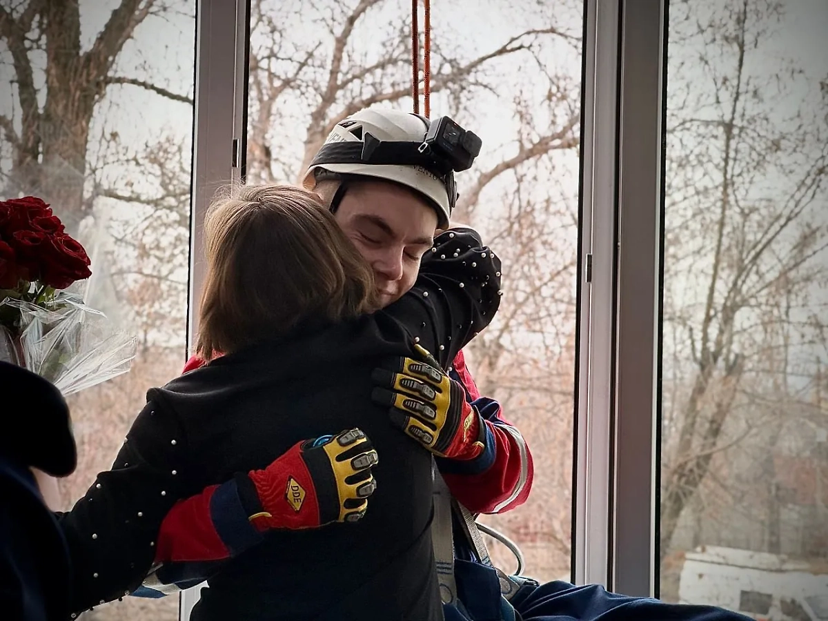 Евгений Гашенко с учительницей. Фото © Министерство образования и науки ЛНР