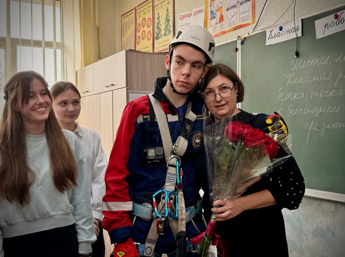 Евгений Гашенко с учительницей. Фото © Министерство образования и науки ЛНР