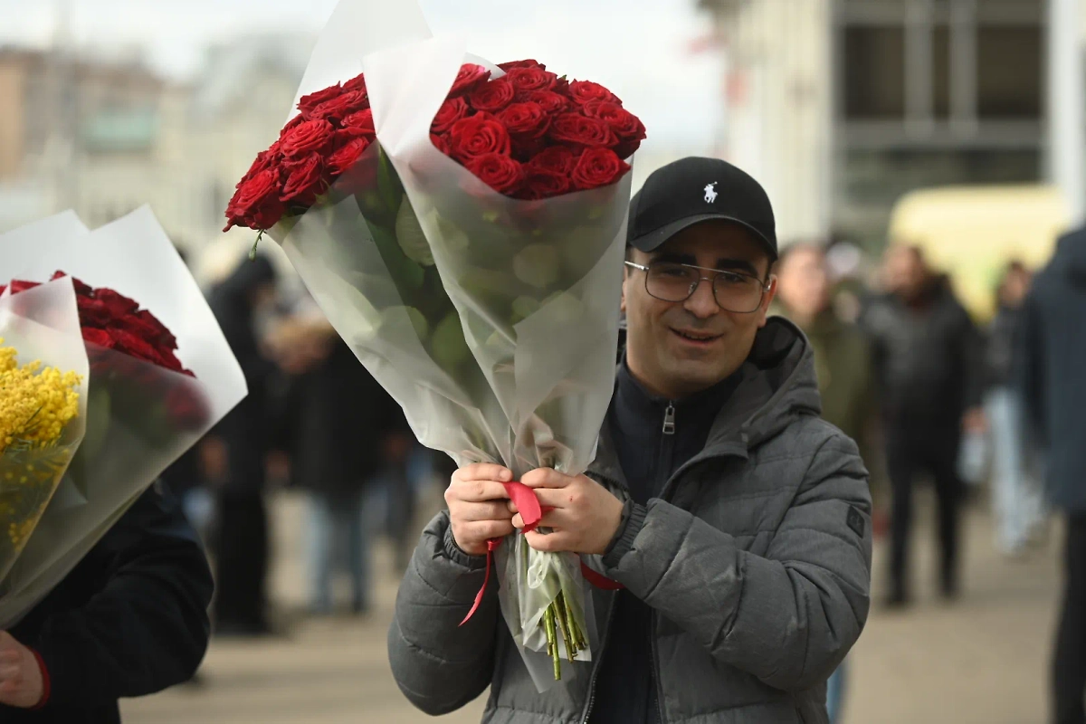 Обстановка на Рижском рынке в Москве в преддверии 8 Марта. Фото © Life.ru