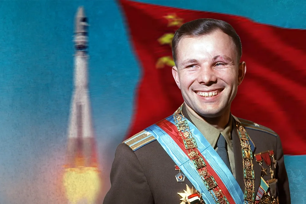 Первый советский космонавт Юрий Гагарин. Коллаж © Life.ru Фото © ТАСС / Яков Халип