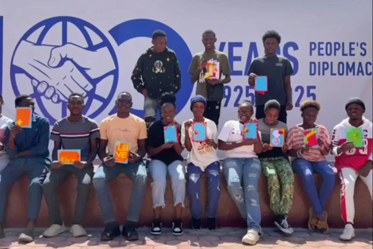 Студенты Русского дома в Замбии выучили песню Стаса Михайлова. Фото © Life.ru