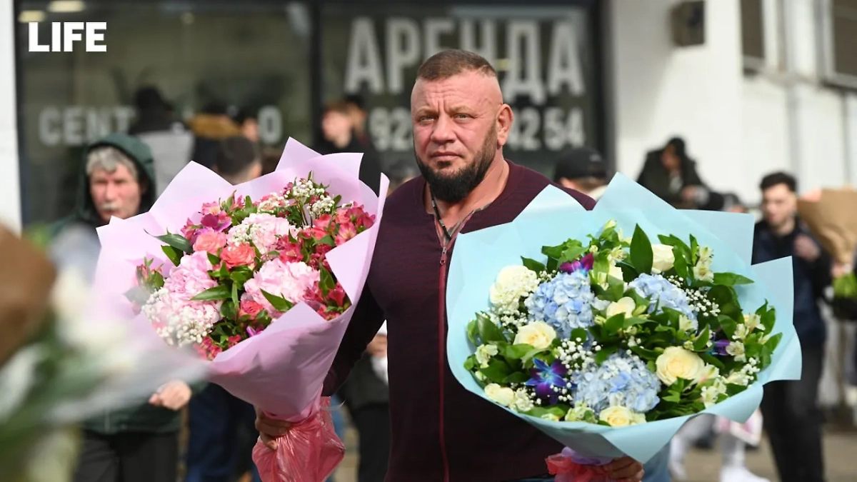 8 Марта — праздник, когда мужчины превращаются в цветочных командиров, готовых штурмовать рынки ради любимых дам и цветы — это главный трофей. Обложка © Life.ru