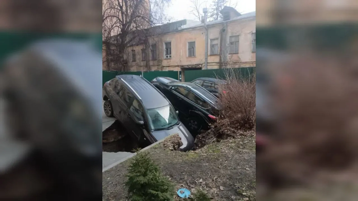 Машины провалились под асфальт в центре Киева. Фото © «Страна.ua»