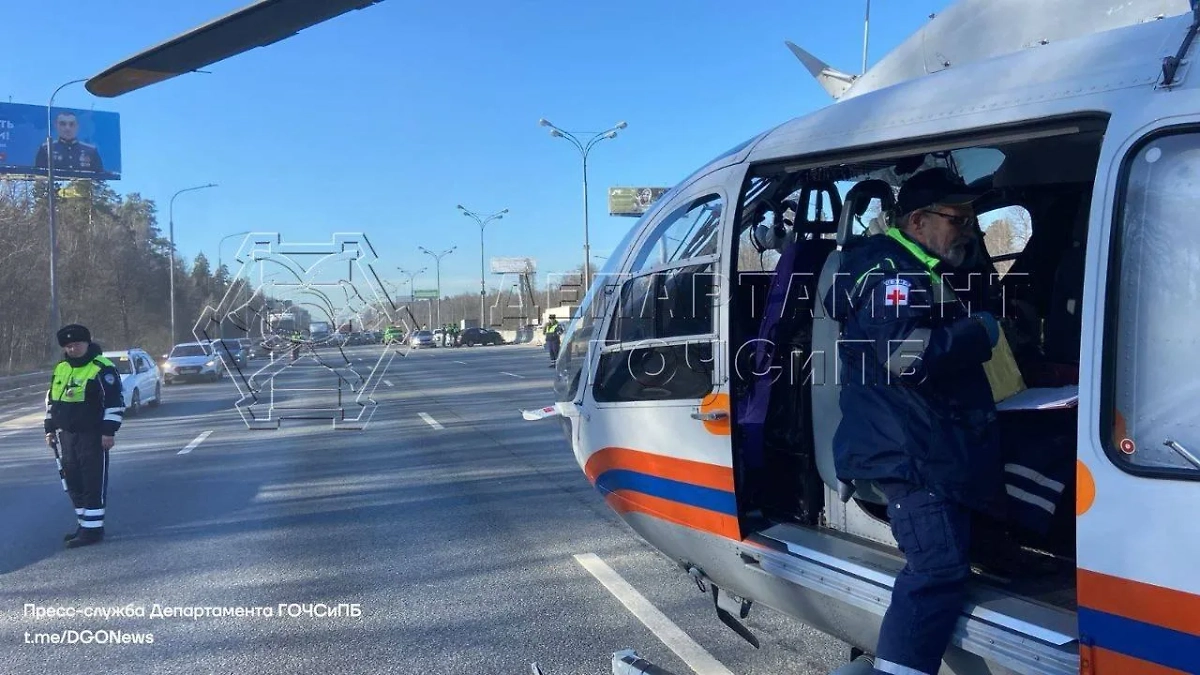 Вертолёт на месте ДТП на МКАД. Фото © Telegram / ЧСтные новости Москвы