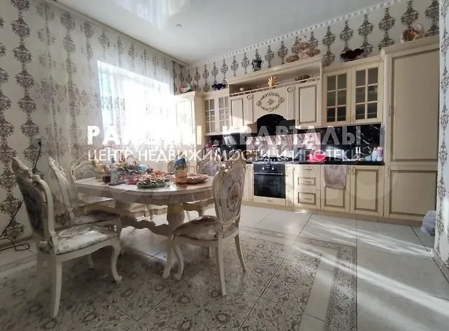 Интерьеры в особняках коркинских цыган. Фото © Сайт объявлений «Районы кварталы»