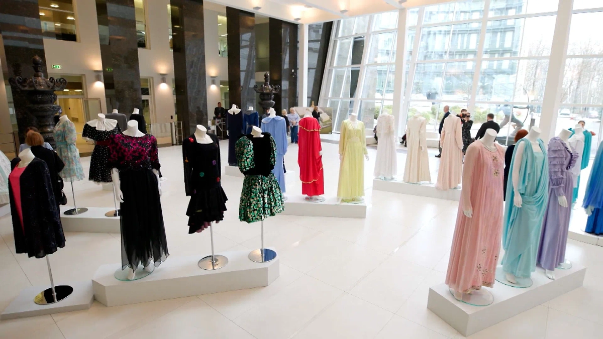 Выставка костюмов Эдиты Пьехи. Обложка © Телеканал «Санкт-Петербург»