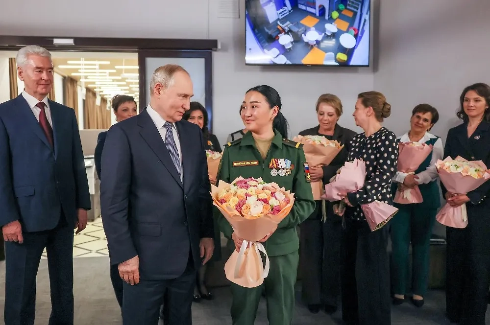 Владимир Путин и ветеран боевых действий Монгуш Айдысмаа. Обложка © ТАСС / Михаил Метцель