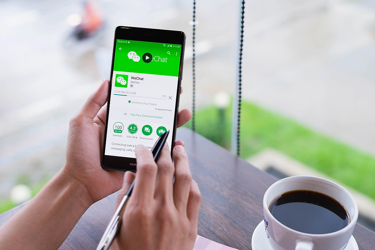 WeChat — плюсы и минусы мессенджера. Фото © Shutterstock / FOTODOM / Nopparat Khokthong