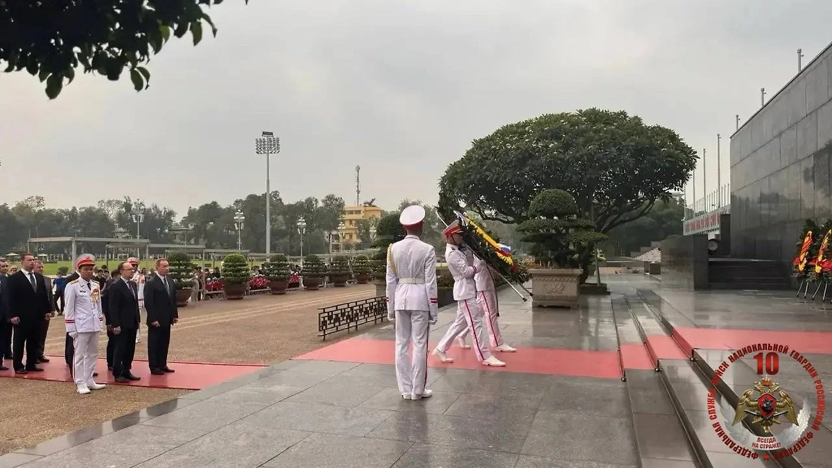 Глава Росгвардии возложил венок к Мавзолею Хо Ши Мина в Ханое. Обложка © Telegram/Росгвардия 
