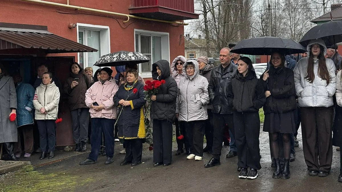 В Курской области открыли мемориальную доску актёру и режиссёру Сергею Пускепалису. Фото © Telegram / Александр Хинштейн