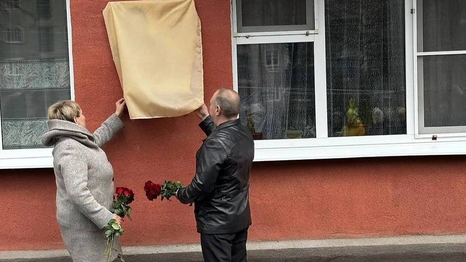 В Курской области открыли мемориальную доску актёру и режиссёру Сергею Пускепалису. Фото © Telegram / Александр Хинштейн