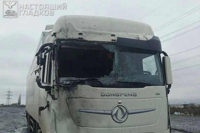 Два автомобиля повреждены в результате атаки БПЛА в Шебекино. Фото © Telegram / Настоящий Гладков