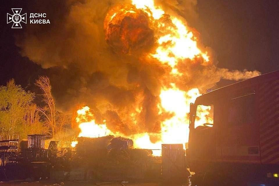 Работа пожарных на месте прилёта в Киеве. Фото © ДСНС Киева