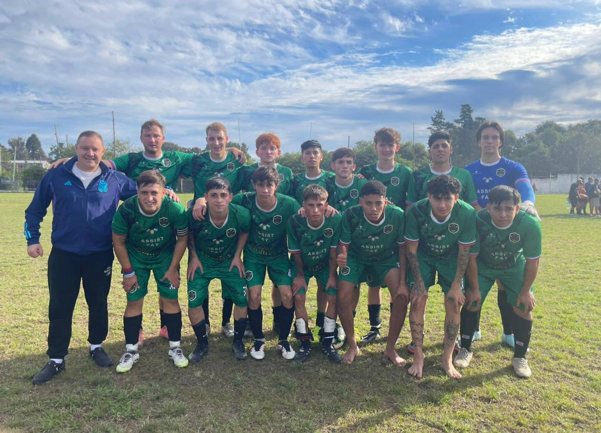 Антон Нефедичев (второй слева по верхнему ряду) со своей командой. Фото из личного архива 