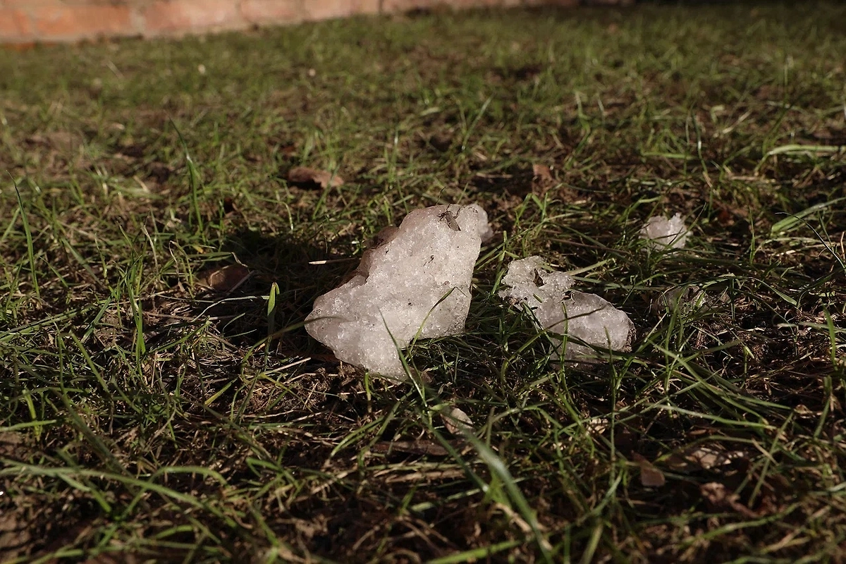 Грязь на улицах весной: почему города выглядят хуже, чем зимой. Фото © Life.ru.