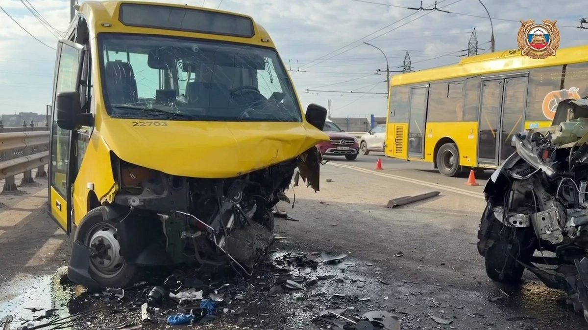 В Ярославле на путепроводе столкнулись автобус и внедорожник. Фото © Telegram / Госавтоинспекция Ярославской области