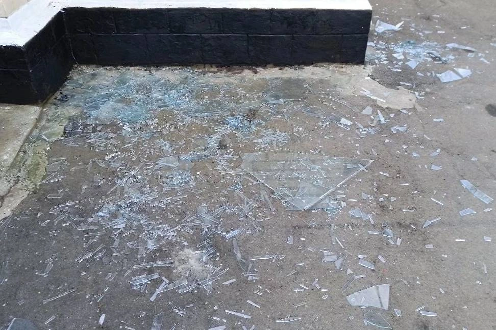 В селе Каменка украинский дрон упал у жилого дома из-за чего из него выпали все окна. Фото © Telegram / Павел Филипчук Глава округа