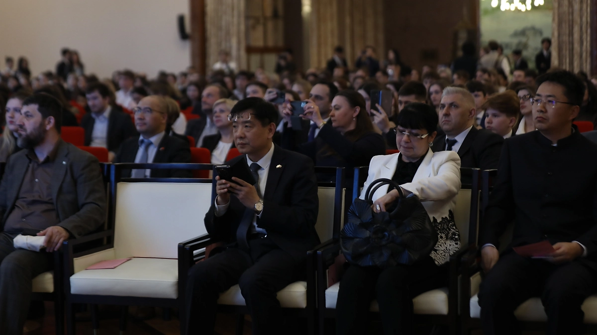 В китайском посольстве в Москве прошёл день открытых дверей. Фото © Life.ru