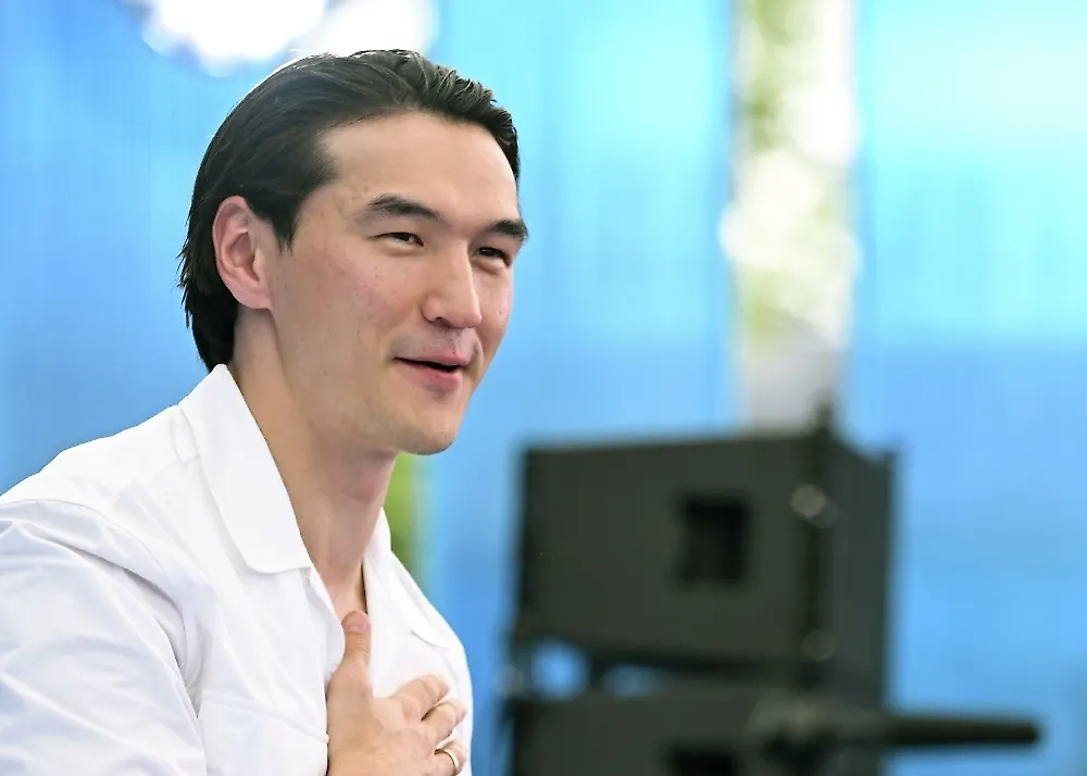 Стендап Нурлана Сабурова в Дубае переведут на арабский и хинди