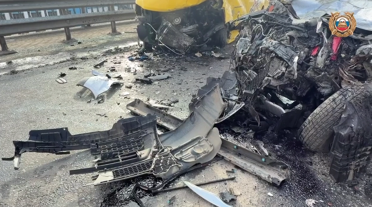 В Ярославле на путепроводе столкнулись автобус и внедорожник. Фото © Telegram / Госавтоинспекция Ярославской области