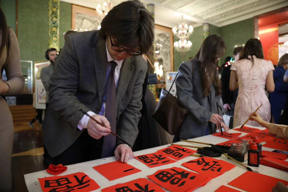 В китайском посольстве в Москве прошёл день открытых дверей. Фото © Life.ru