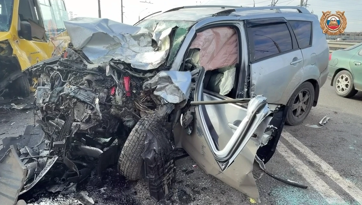 В Ярославле на путепроводе столкнулись автобус и внедорожник. Фото © Telegram / Госавтоинспекция Ярославской области