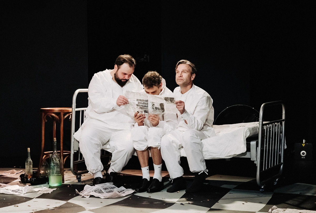 Создатели спектакля хотели бы посмеяться над нашей «русскостью» и в то же время превознести ее. Фото © Театр на Страстном