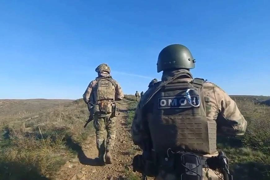 В горах Оренбуржья продолжают поиски убившего полицейского и ранившего его коллег Сергея Басалаева. Фото © VK / Управление МВД России по Оренбургской области