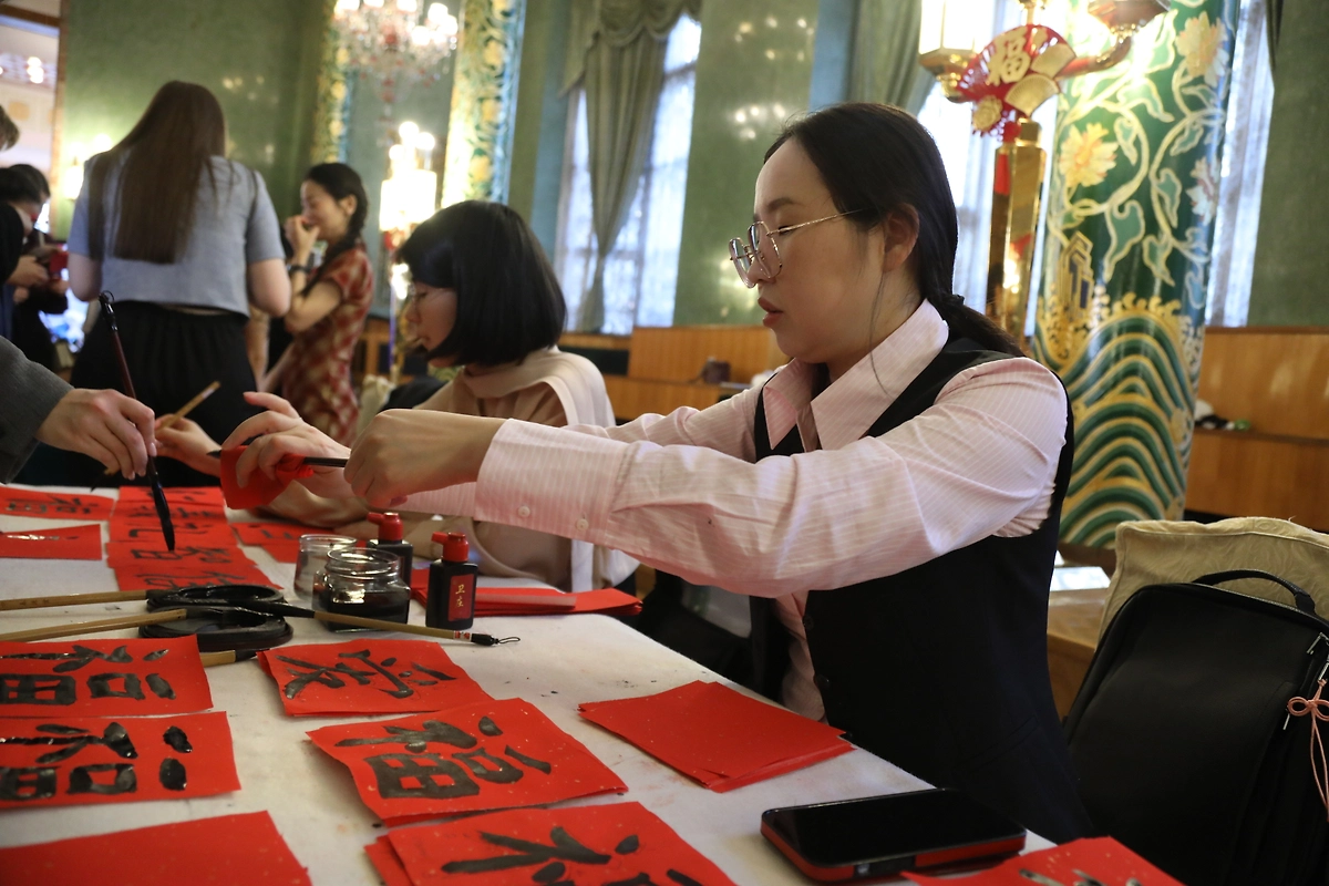 В китайском посольстве в Москве прошёл день открытых дверей. Фото © Life.ru